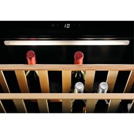 Встраиваемый холодильник для вина Electrolux KBW5T фото