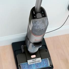 Вертикальный пылесос Shark HydroVac WD210 серый фото